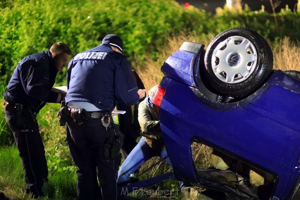 PKW im Rhein Koeln Merkenich neben dem Hitdofer Faehranleger P27.jpg